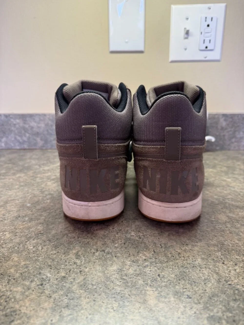Nike Eberon Mid Basket Ball Shoe Suede Upper size 11 1/2